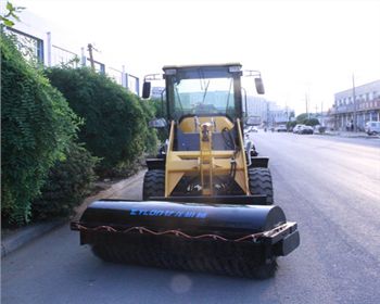 無塵清掃機廠家：億龍教你選購好的掃路車！